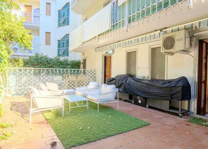 2-room With Terrace Steps From Sea & Casino, Sleeps 4 Apartment *